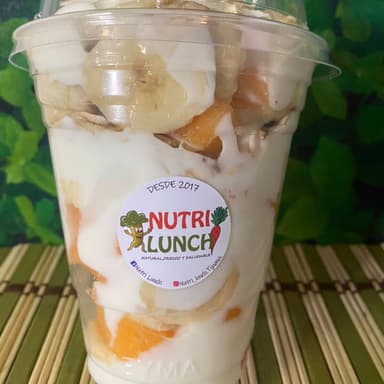 Fruta con Yoguth y Granola