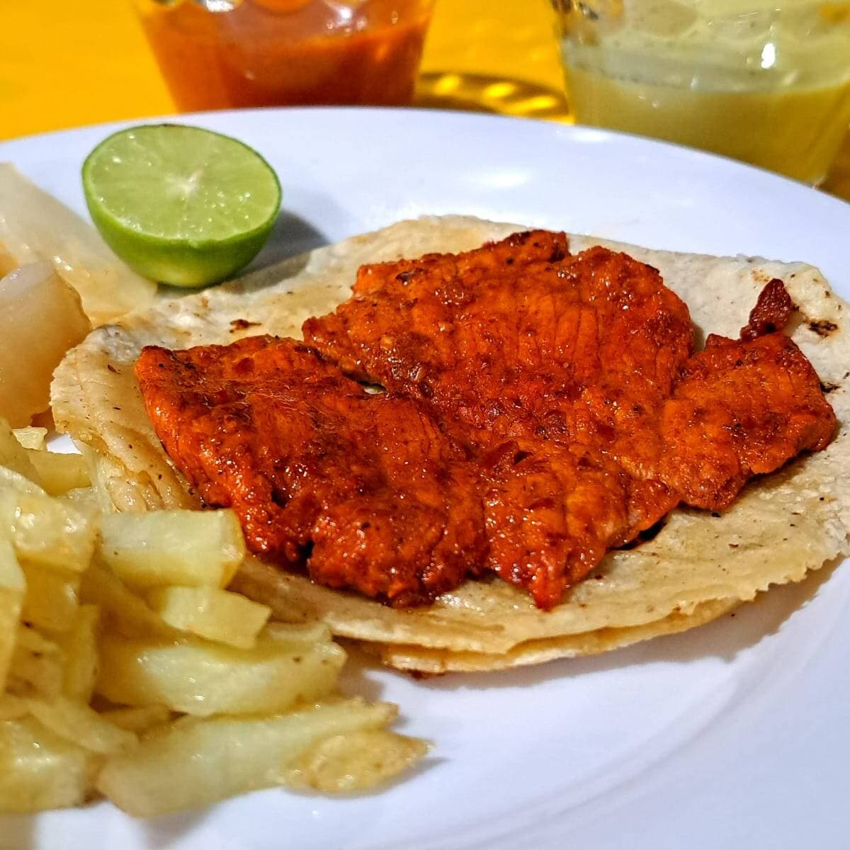 TACO DE CARNE ENCHILADA CON PAPA FRITAS