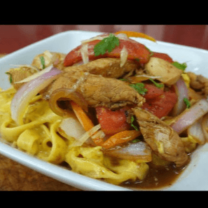 Tallarín a la Huancaína con Pollo Saltado