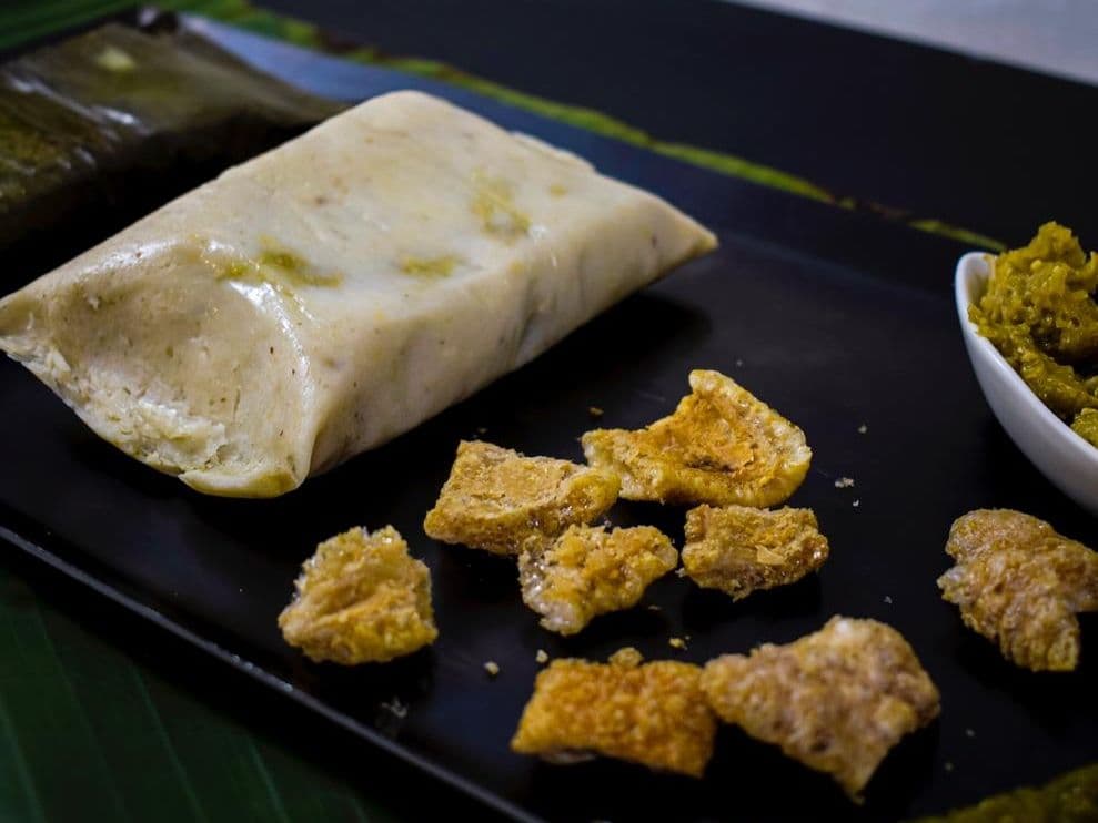 Tamal de Chicharron en Salsa Verde