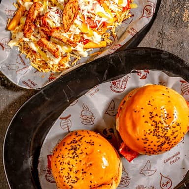Salchipapa de Pollo + Gemelas ( 2 hamburguesas)