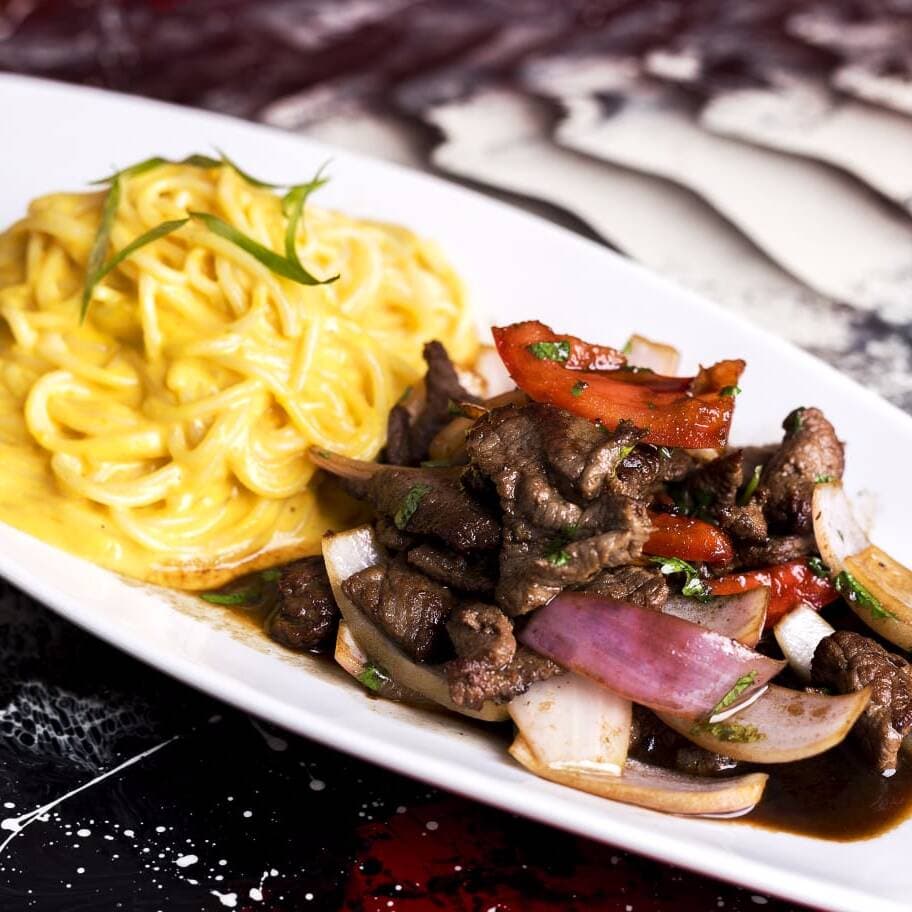 SPAGHETTI HUANCAÍNA CON LOMO SALTADO