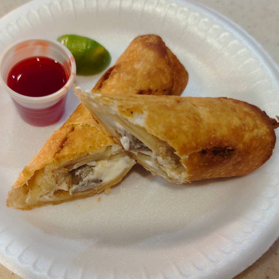 Un Rollo  de camaron con queso philadelphia