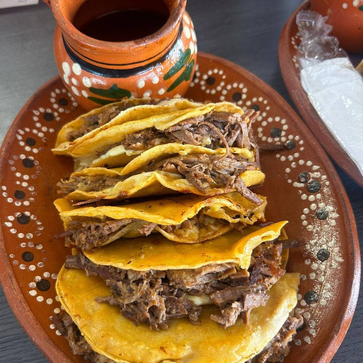 COMBO 6 TACOS DORADOS DE BIRRIA + CONSOME 8 Oz