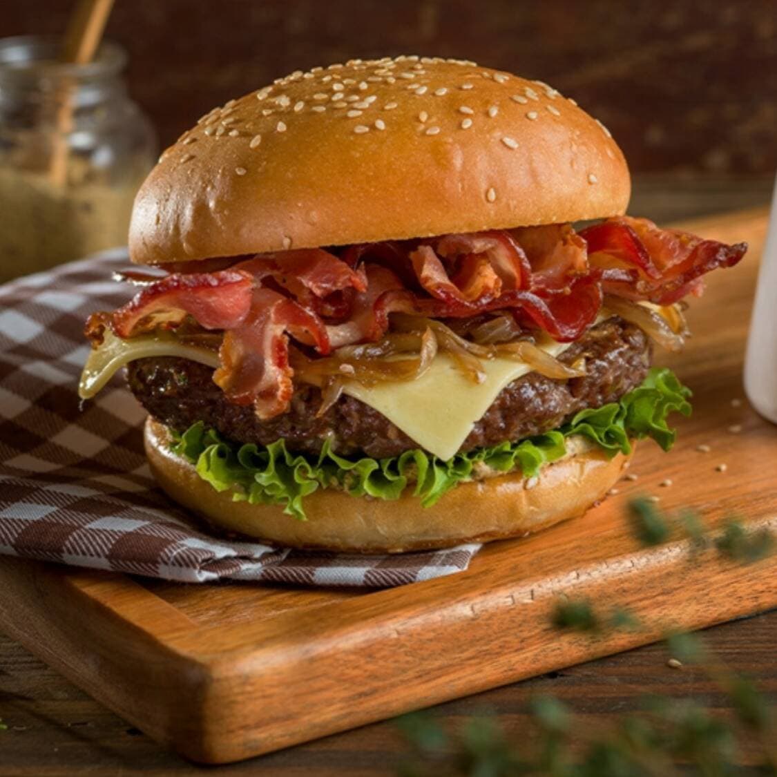 Hamburguesa Con Tocino (PAPAS GRATIS)