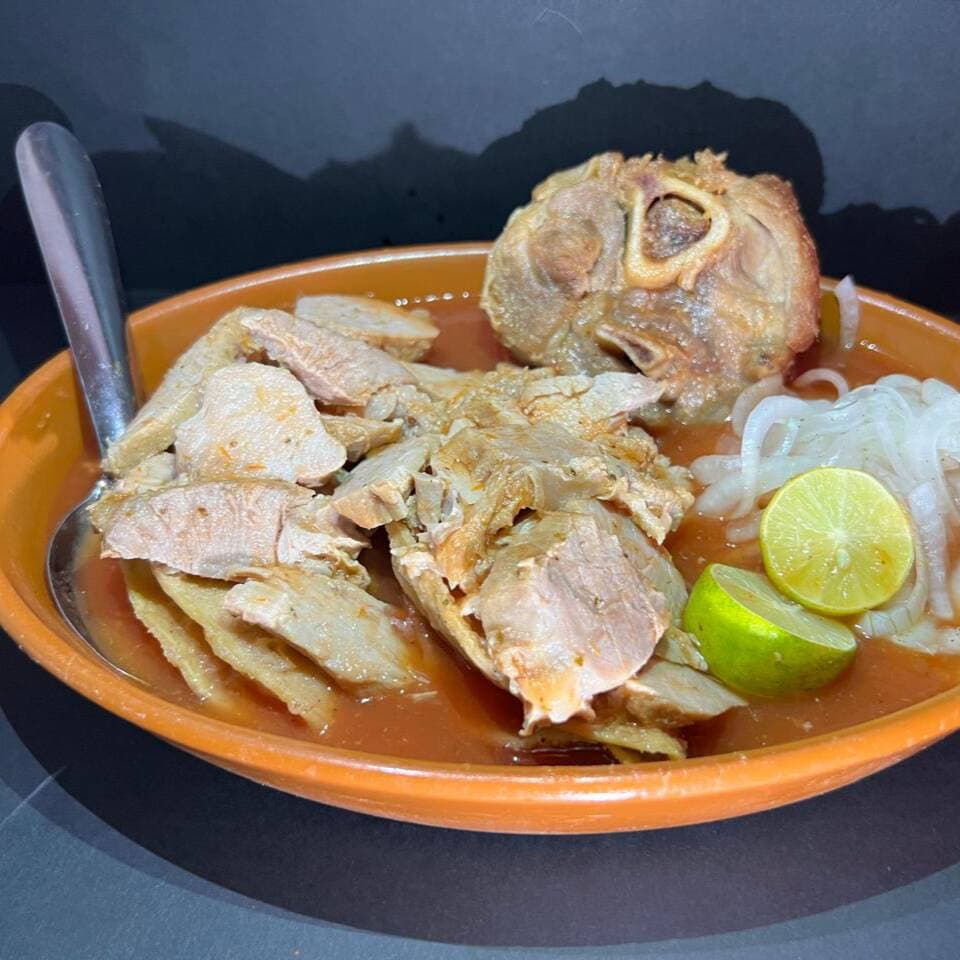 Taco dorado de frijol con buche
