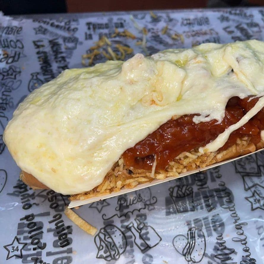 Perro Especial con Pollo Desmechado