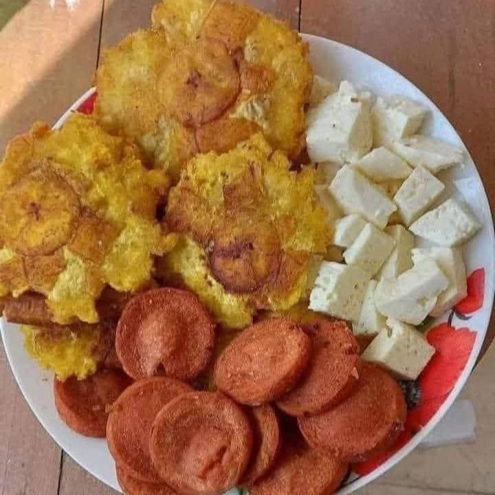 Patacón con Queso y Salchichon