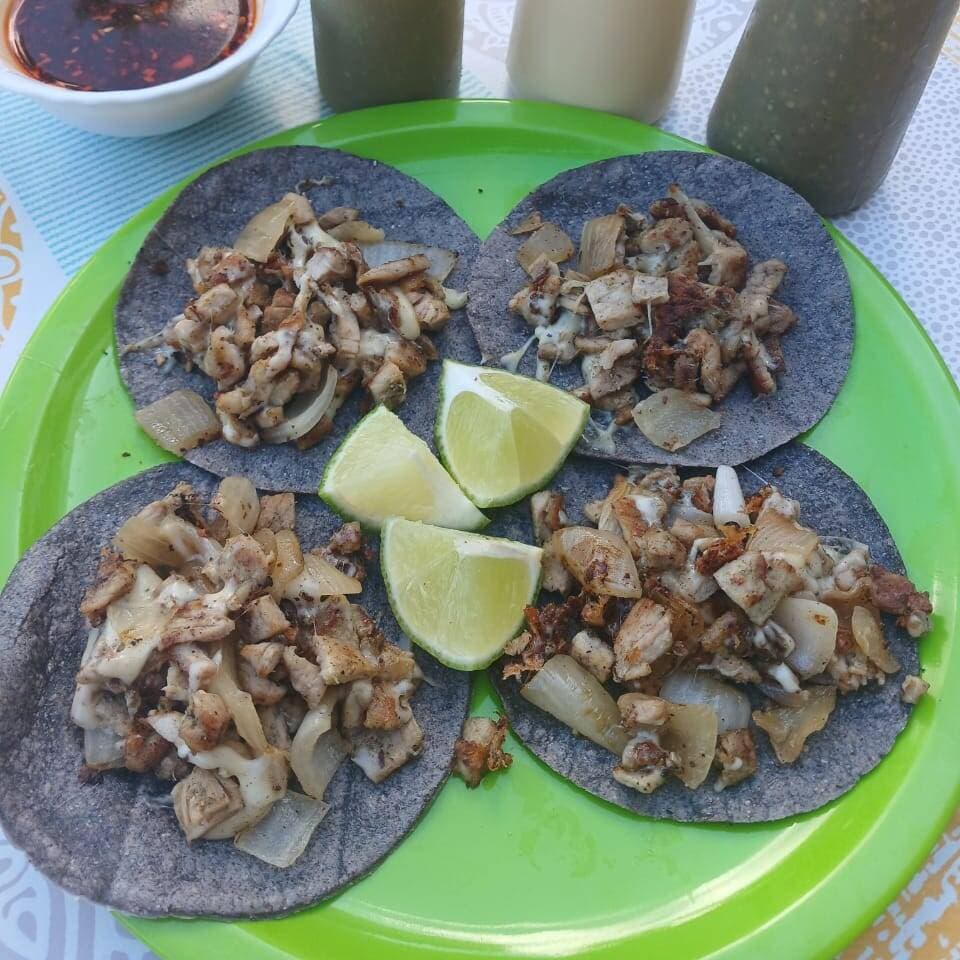 4 Tacos Maiz Asada Cn Queso + Agua de Sabor 500 Ml