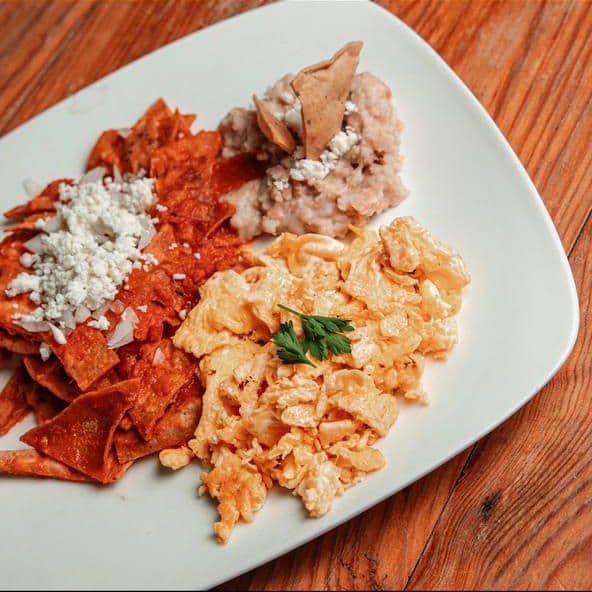 Chilaquiles + café americano.
