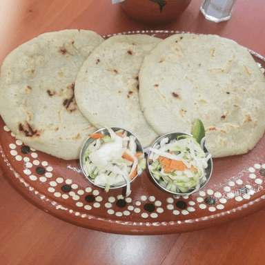 Pupusa de Frijol con Queso