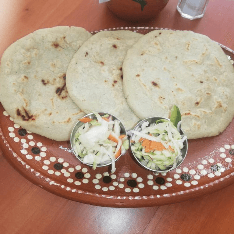 Pupusa de Frijol con Queso
