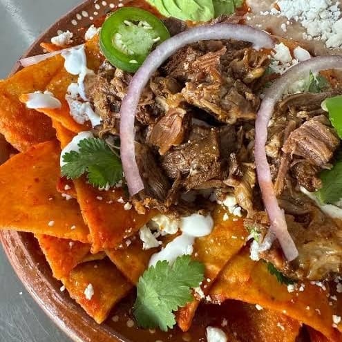 Chilaquiles con Birria en Salsa Roja