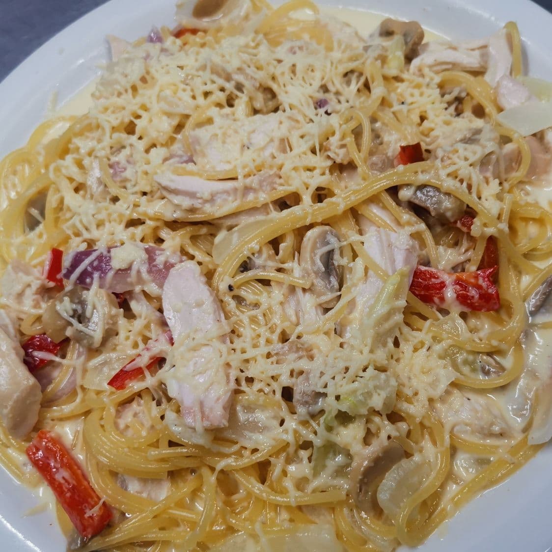 Spaghetti en Salsa Blanca con Pollo