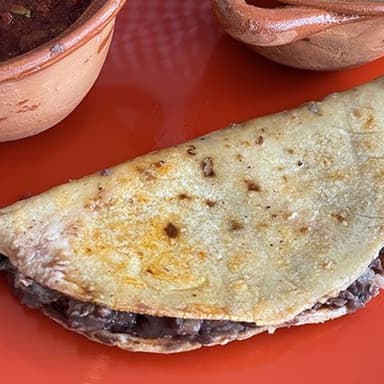 Taco de frijoles con queso