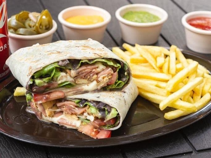 Burrito de Pechuga de Pollo con Papas a la Frances