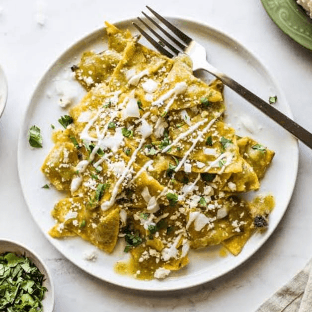 Chilaquiles con pollo o huevo