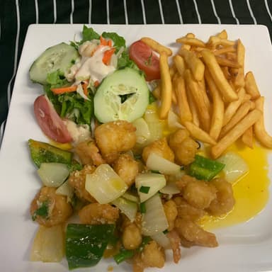 Camarones al Ajillo con Ensalada y Papas