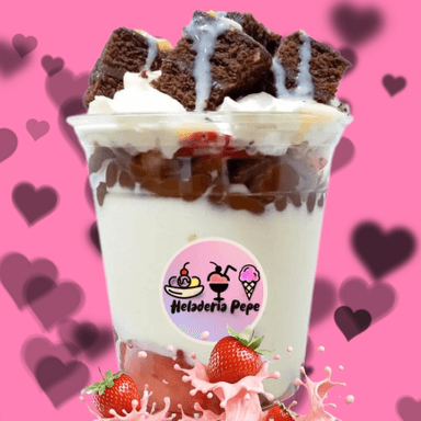 Fresas con Crema y Brownie.