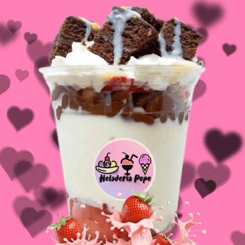 Fresas con Crema y Brownie.