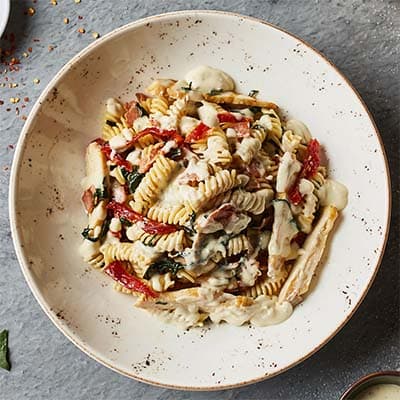 FUSILLI  POLLO Y TOCINETA