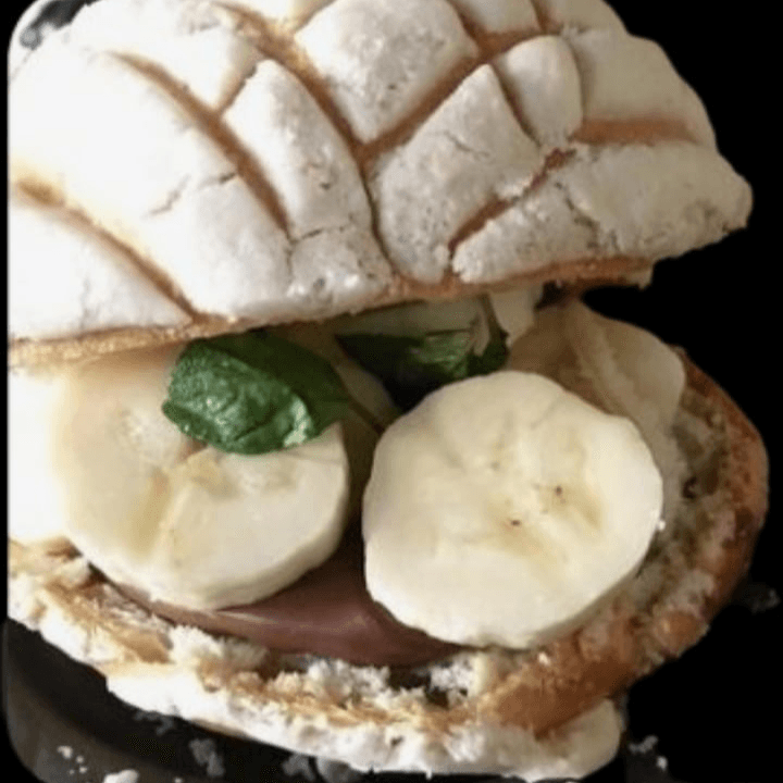 Concha Rellena de Platano con Nutella