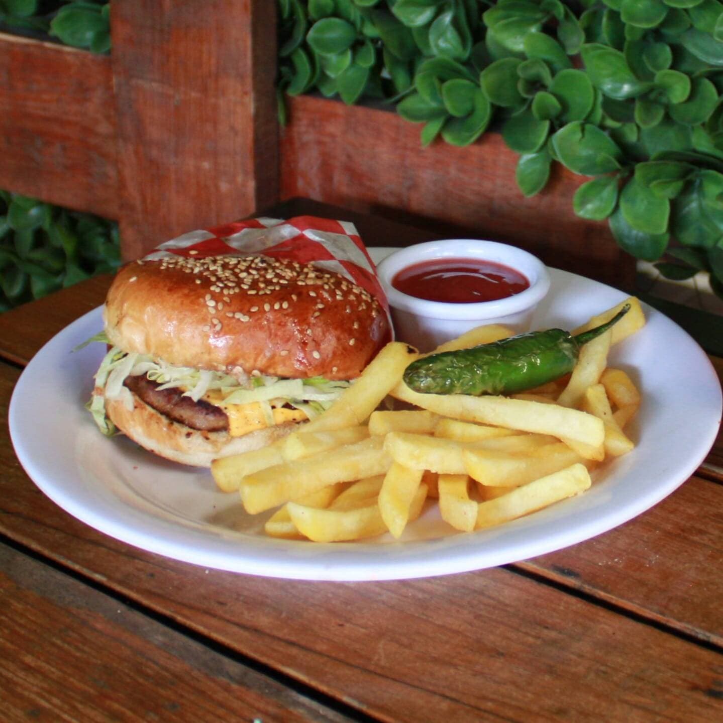 Hamburguesa de la Casa + Papas a la Francesa