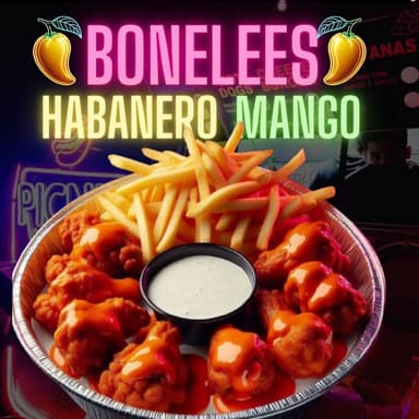 Bonelees  Mango Habanero con papas fritas