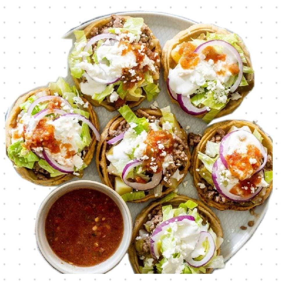 Sope de carne molida de cerdo (1 pza).