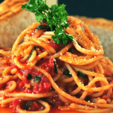Spaguetti en Salsa de Tomate con Lomo de Res