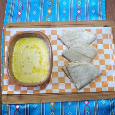 Queso Fundido con Tortilla de Harina