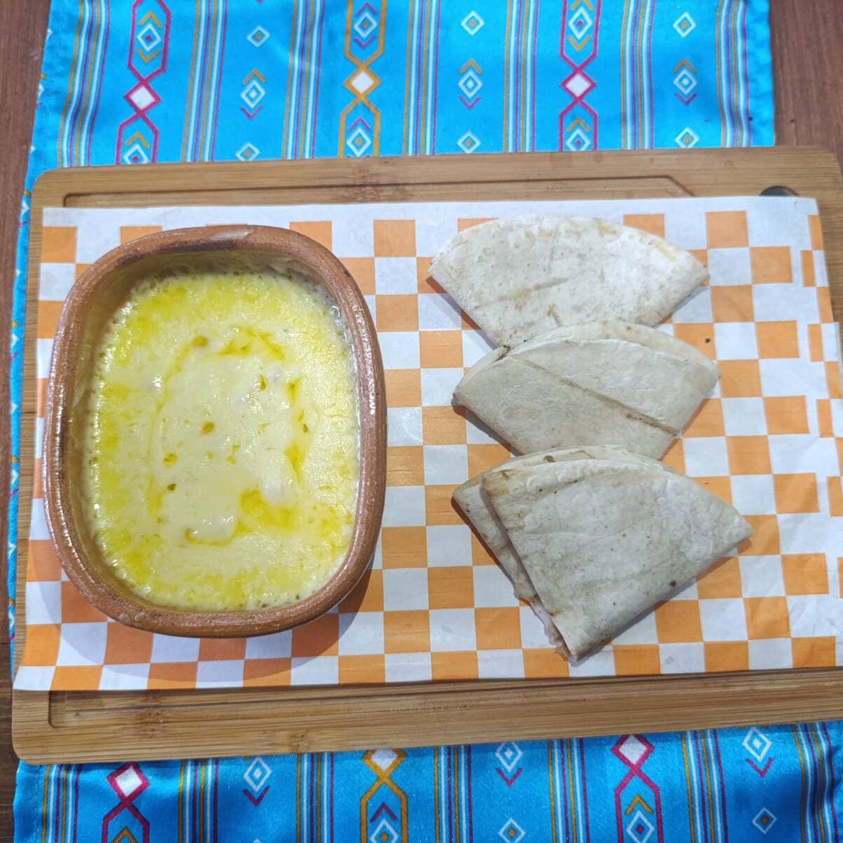 Queso Fundido con Tortilla de Harina