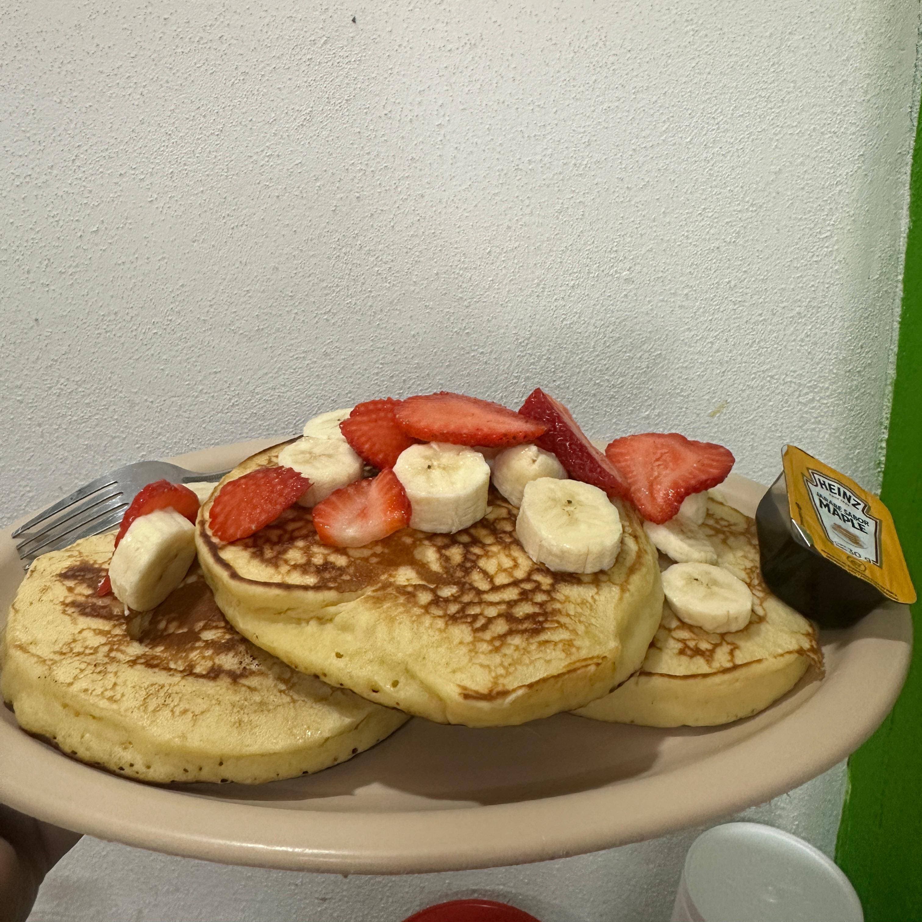 Hot Cakes con Fruta Fresa y Plàtano