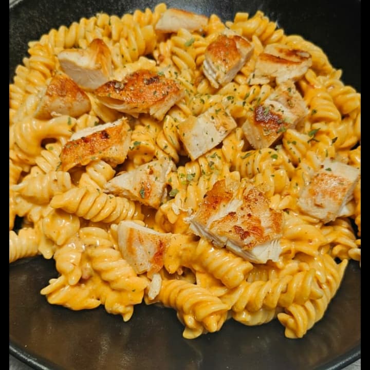 Pasta Alfredo Con Chipotle y Pollo Asado para 2