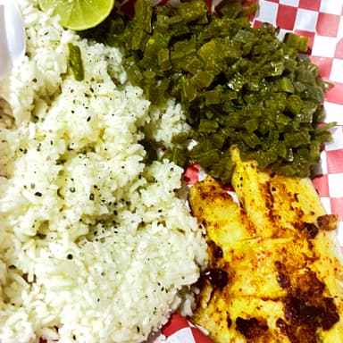 Filete De Pescado Sazonado Con Arroz Y Nopales