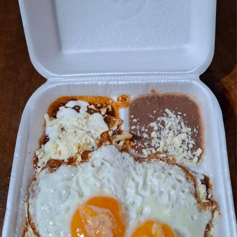 Chilaquiles verdes con huevo medianos