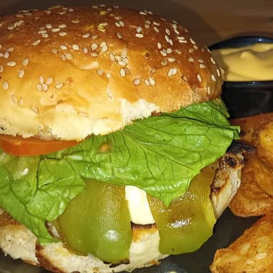 HAMBURGUESA DE CHILE VERDE CON PAPAS