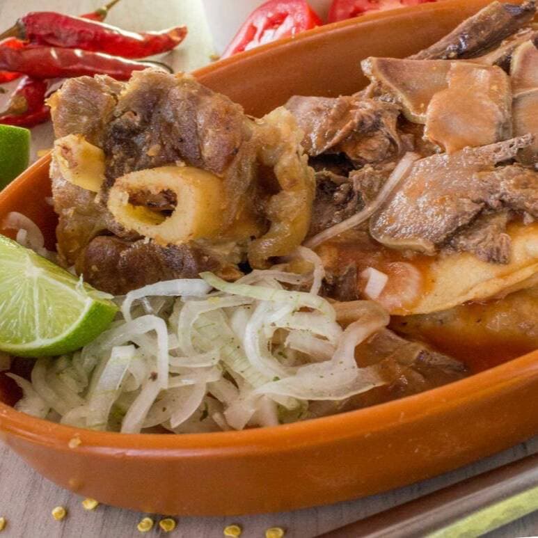 Taco dorado de frijol con lengua