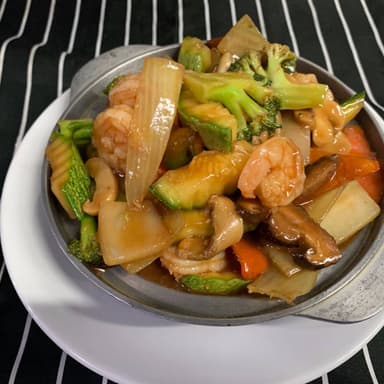 Ollitas de Camarones con Verduras y Hongos Chinos