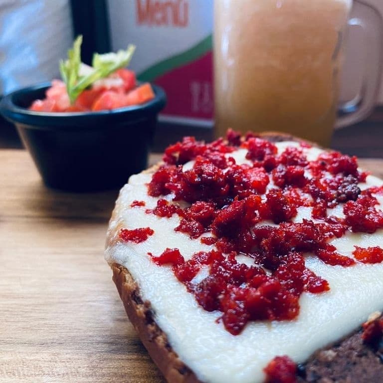 Molletes con Choriqueso