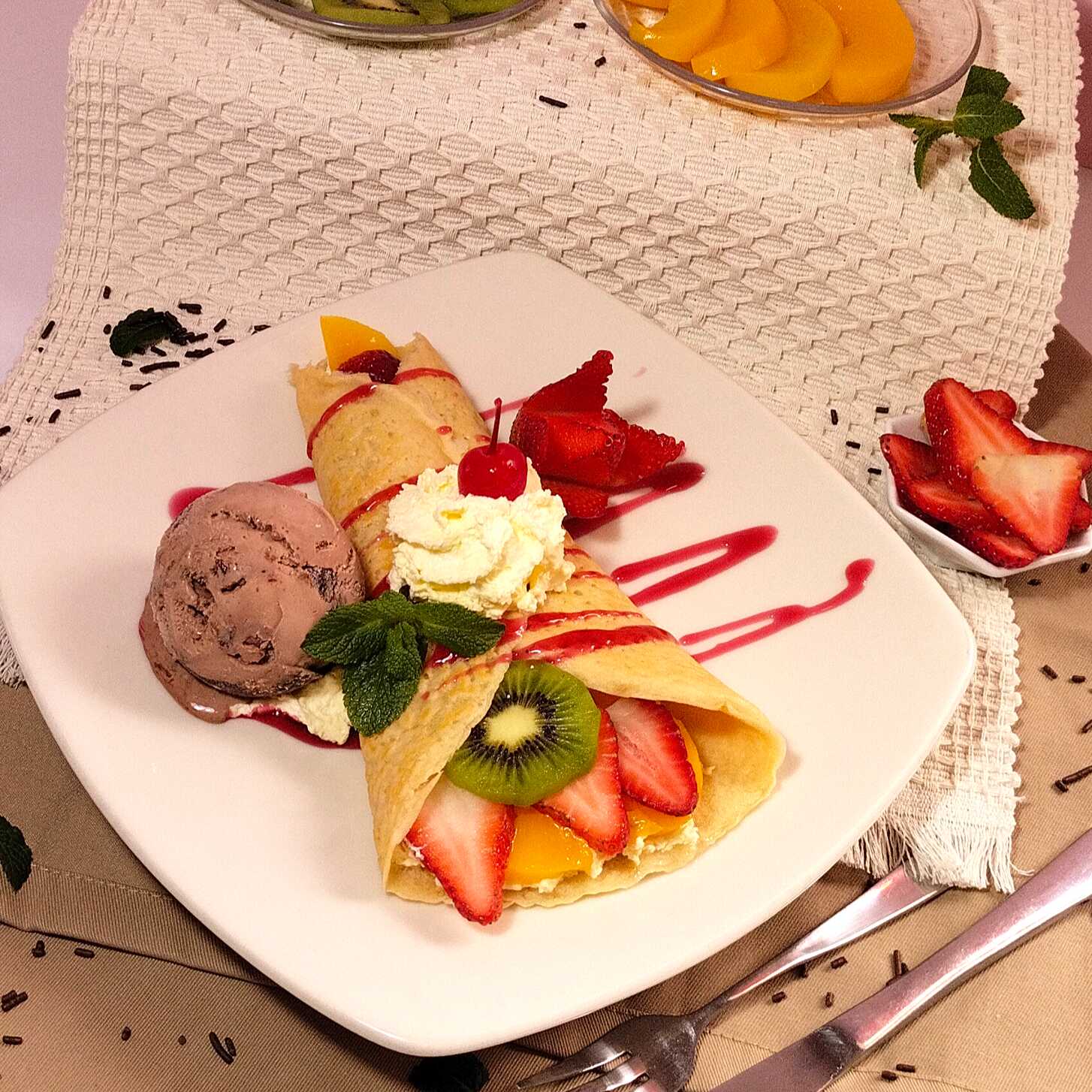 Crepe de Melocotón, Fresas y Kiwi.