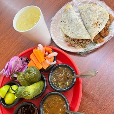 Combo 2 Quesadillas + Agua de Sabor