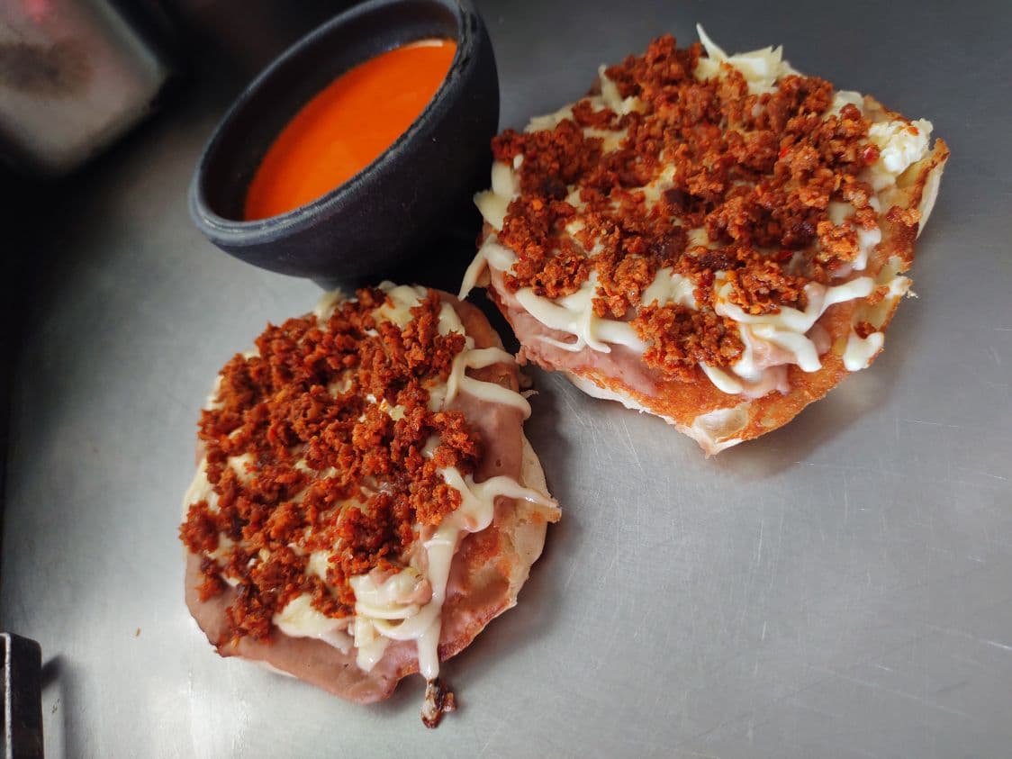 Molletes con chorizo