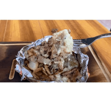 Papa Asada con Queso de Carne Asada