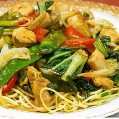 Tallarín con Pollo en Trozos
