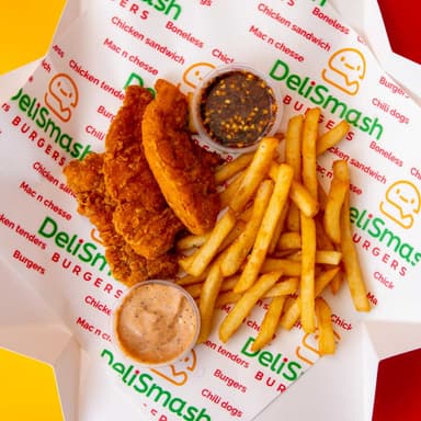 Los Spicy Chicken Tenders Con Papas.