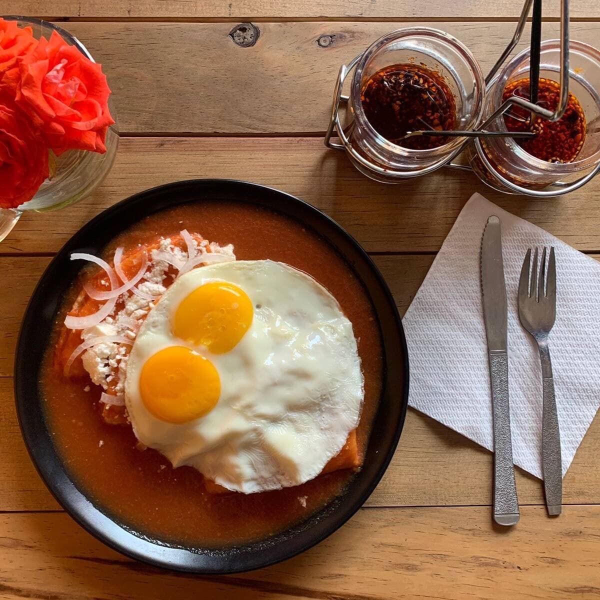 ENTOMATADAS CON HUEVO+ BEBIDA+ BOLILLO