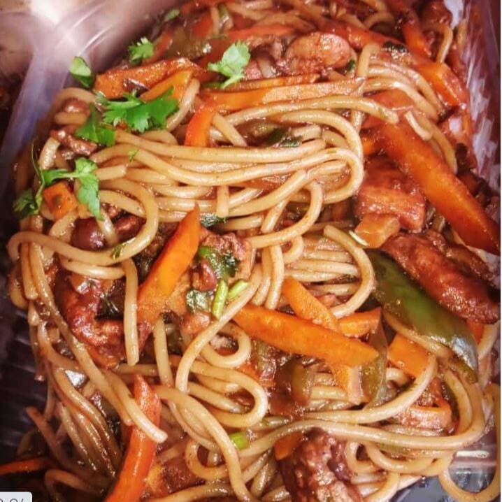Entero Chow Mein de Camarón