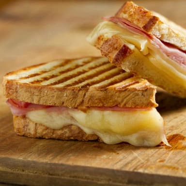 Sándwich de Jamón de Cerdo y Queso - Típico