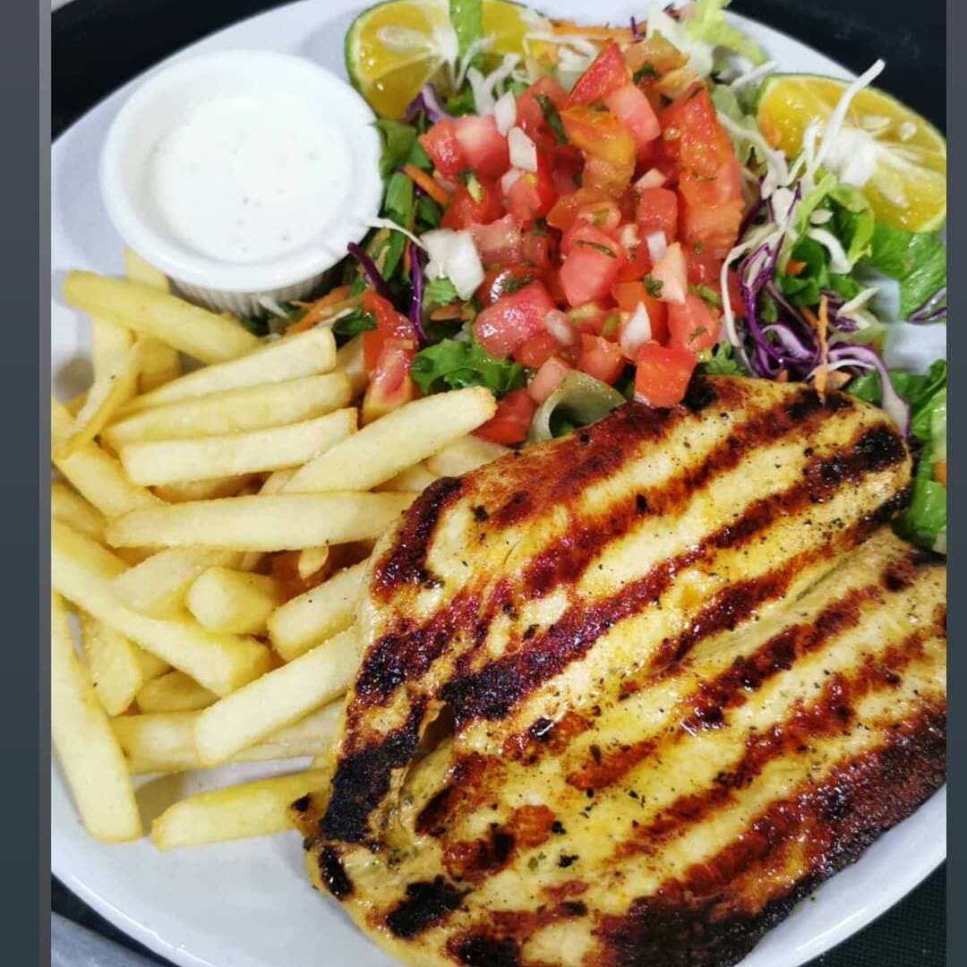 Pollo Papas y Ensalada